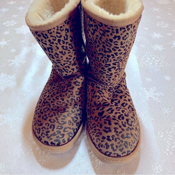 UGG Classic Short Rosette Boots 1006072 Brown Leopard Pattern Sz 6 great soles - Picture 2 of 8